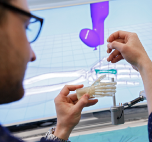 Minimalinvasive Handchirurgie: Trainingssystem für chirurgische Eingriffe an komplexen Knochenstrukturen