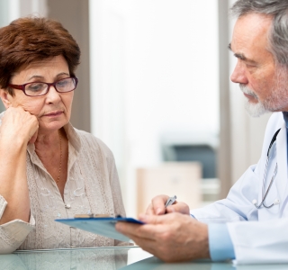 Befunde mitbringen und Fragen notieren: Arztbesuch vorbereiten