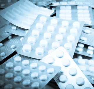 Rezeptfreie Schmerzmittel: Packungsbeilage beachten und Apotheker fragen